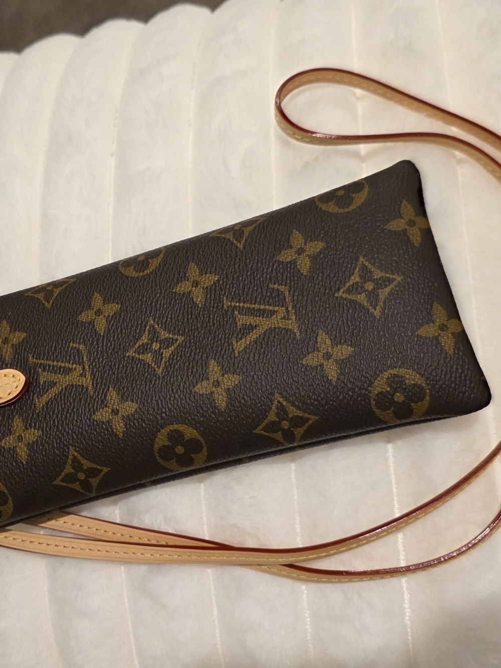 Authentic Louis Vuitton Monogram Sunglass Pouch - Picture 3 of 7